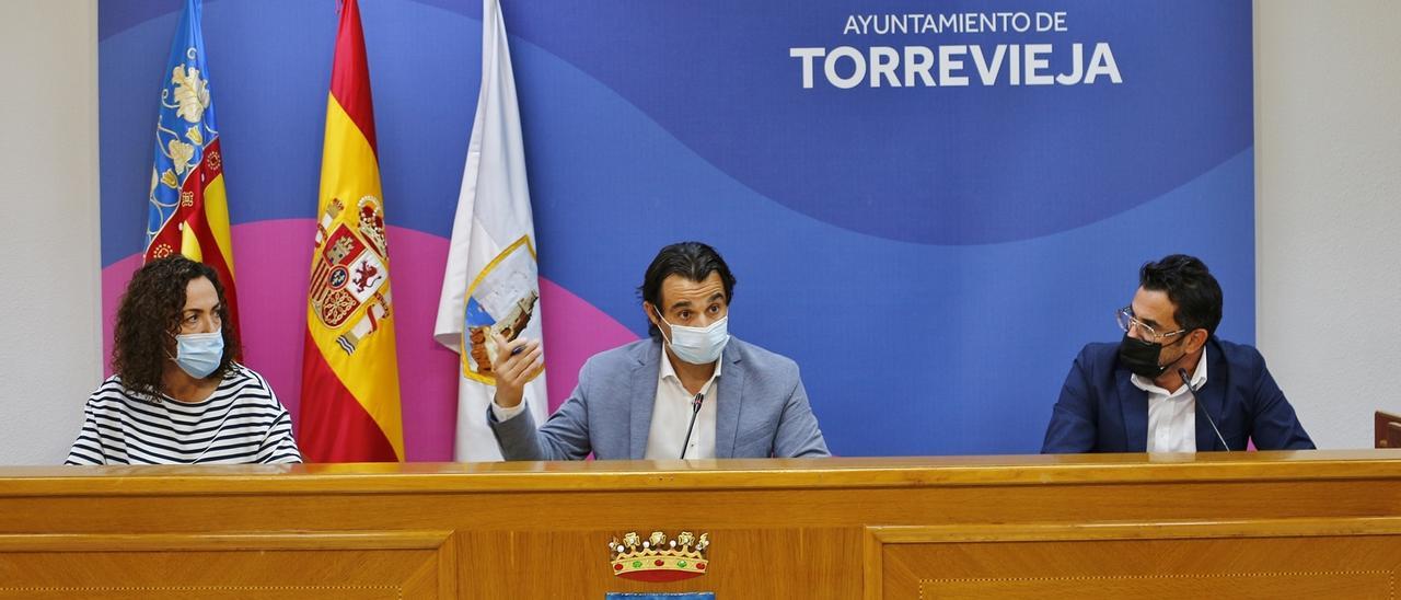 Eduardo Dolón, Rosario Martínez Chazarra y Jorge Almarcha durante la presentación de datos de la segunda campaña de Bono Consumo y anuncio de la tercera