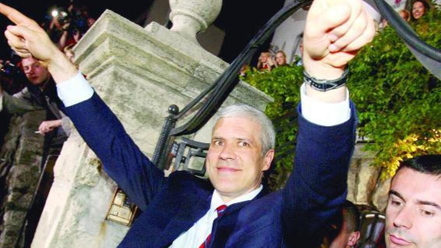 Tadic, el domingo por la noche, dedicando su triunfo electoral a los seguidores de su partido.