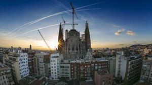 La gigantesca mole de la Sagrada Família al amanecer del pasado día 10.