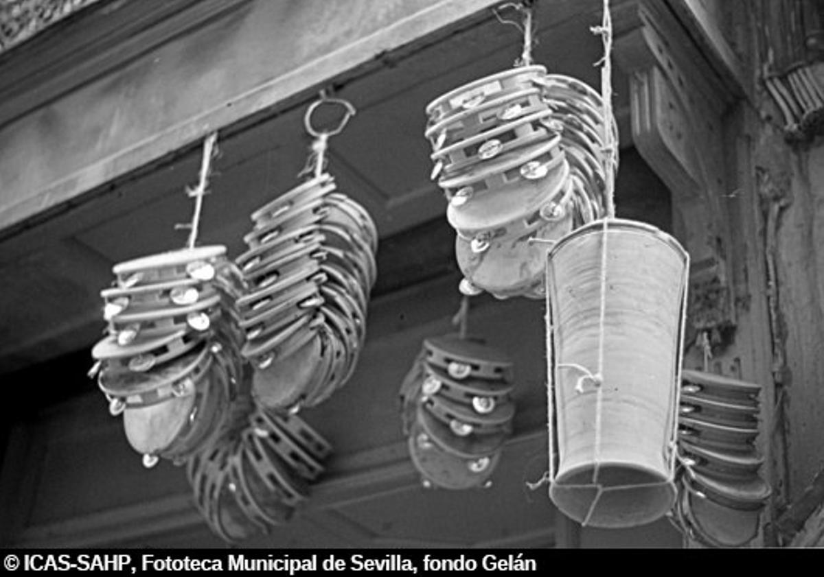 Venta de panderetas y zambombas en un comercio del centro de la ciudad. 1962