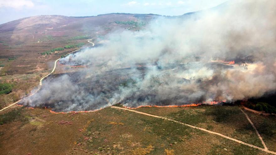 Vista aérea del incendio de San Xoa do Río // Brigada de Marroxo