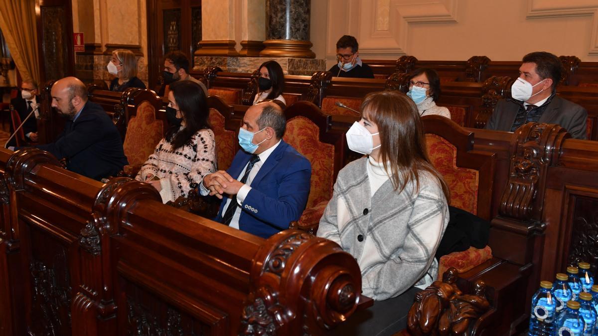 Concejales del PSOE y Marea Atlántica, durante el pleno de hoy.