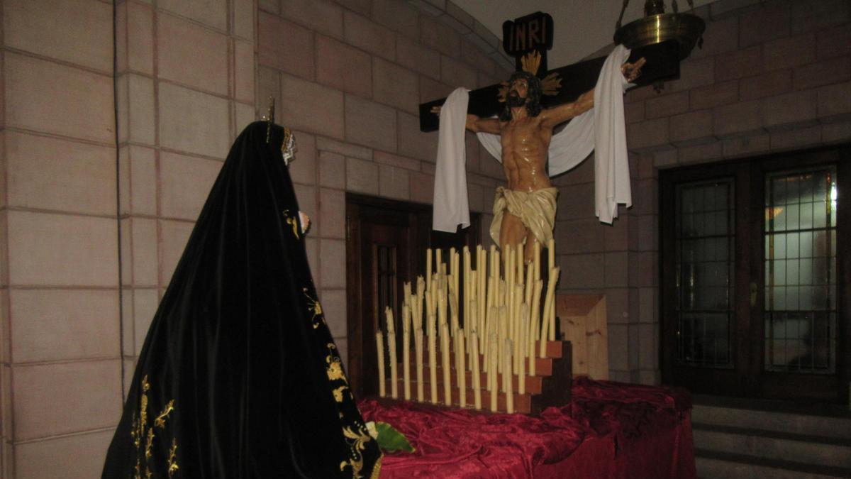 La imagen de la Soledad con Jesús crucificado.