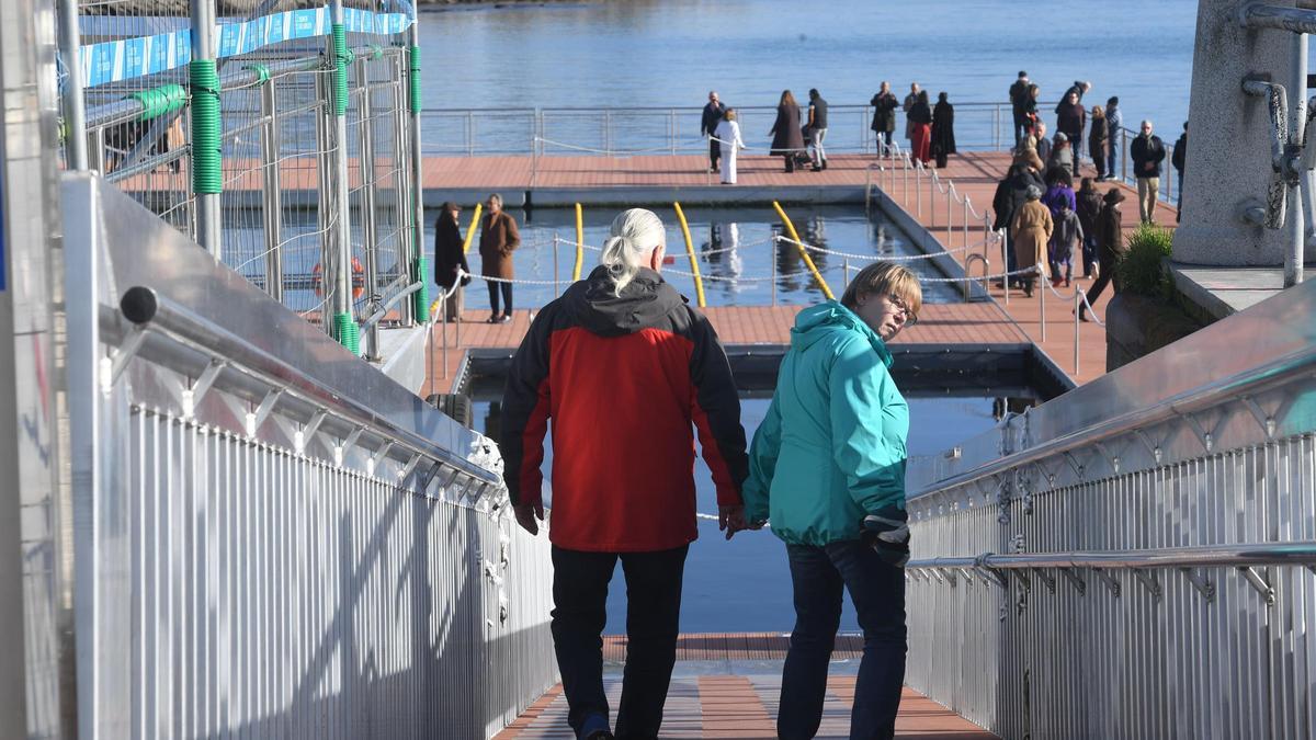 Cruceristas paseando por la plataforma del Parrote este jueves