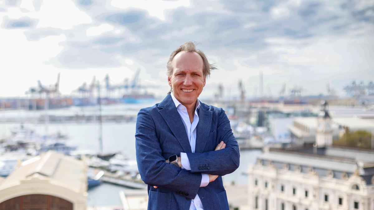 Javier Romeu, CEO de Tiba, en la terraza de la sede de la compañía, frente al puerto de València.