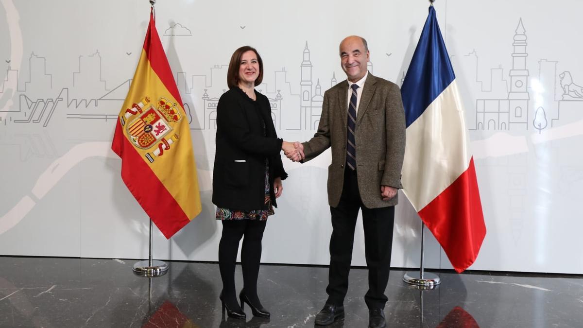 La vicealcaldesa, Sara Fernández, y  Sara Fernández, y el teniente de alcalde de Pau y vicepresidente de la Aglomeración de Pau Béarn Pyrénées, Mohamed Amara.