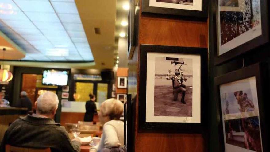 La cafetería Aureto, con sus paredes llenas de las fotografías del mercado solidario.