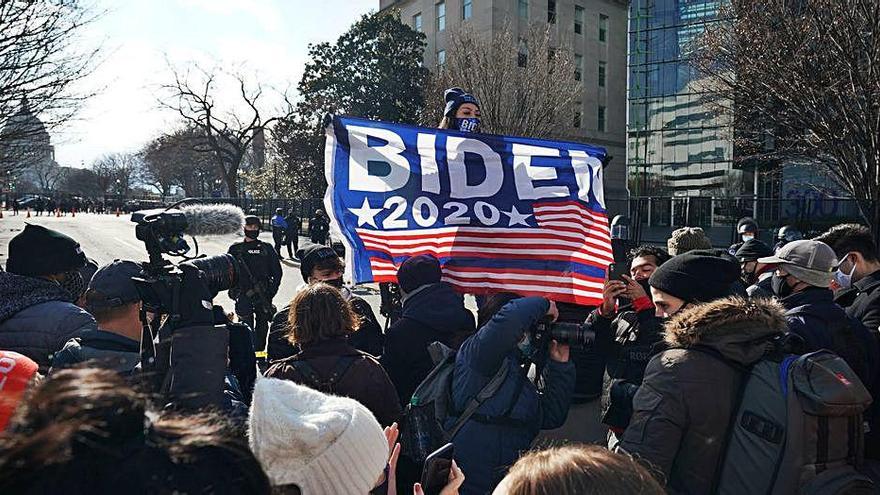 Diverses persones celebren l&#039;arribada de Biden al poder.