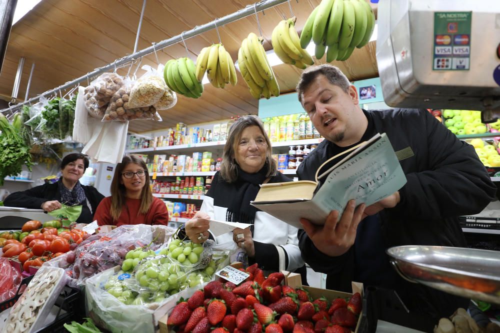 Los clientes del Mercat Nou se topan con poetas durante sus compras para celebrar el Día Internacional de la Poesía