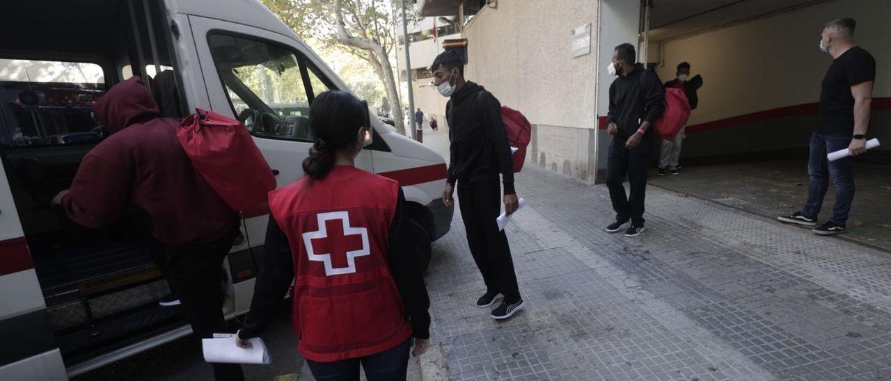 Trasladan a Barcelona a los migrantes rescatados en Cabrera.