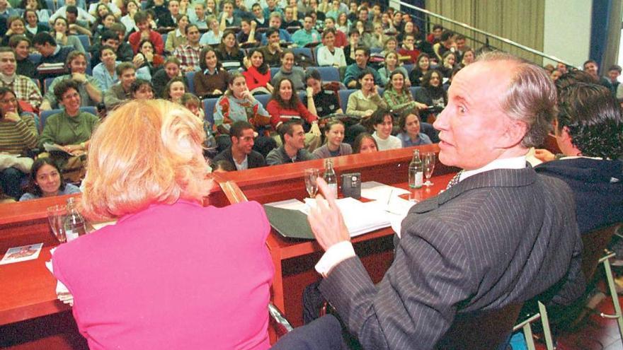 Ruiz Mateos dio en 1998 una conferencia en la UIB en la que criticó a Gabriel Escarrer.