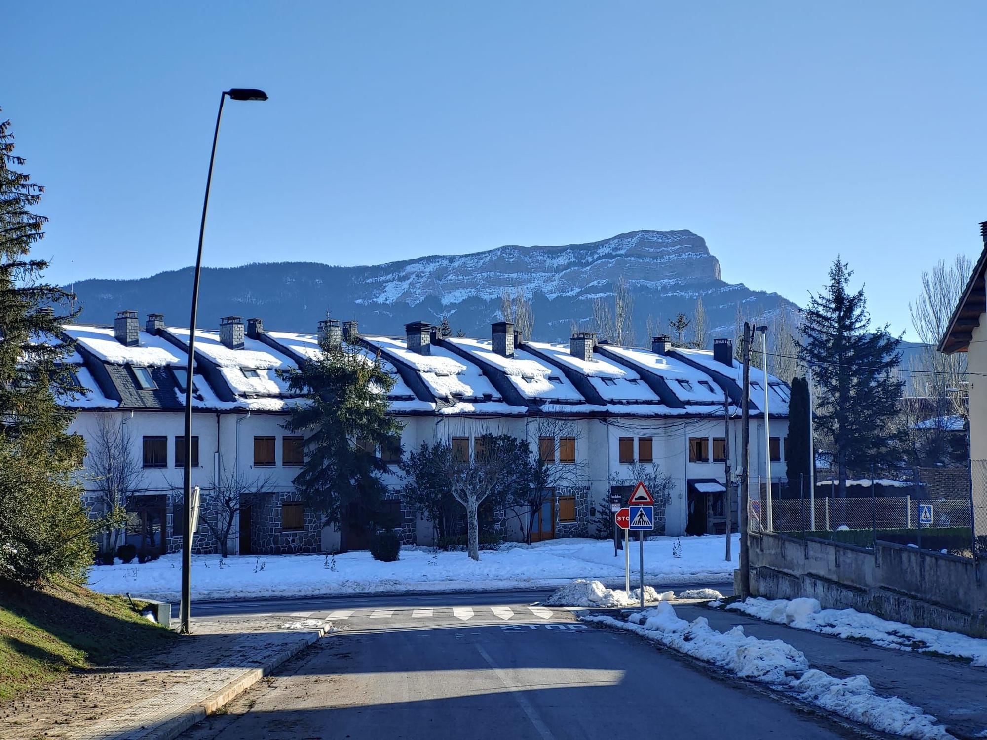 El lado oscuro de la nieve la falta de vivienda dirige al Pirineo hacia