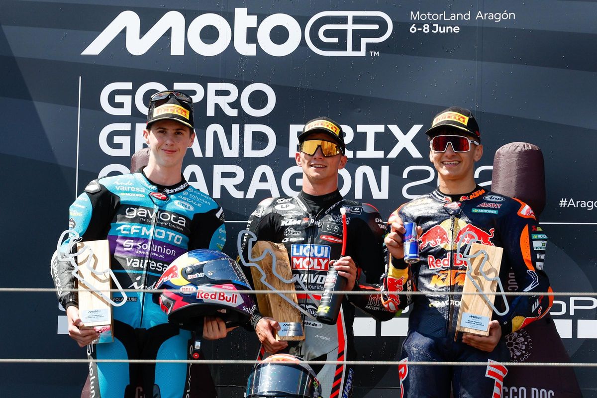 Máximo Quiles, a la izquierda, y Álvaro Carpe, a la derecha, en el podio del Gran Premio de Aragón