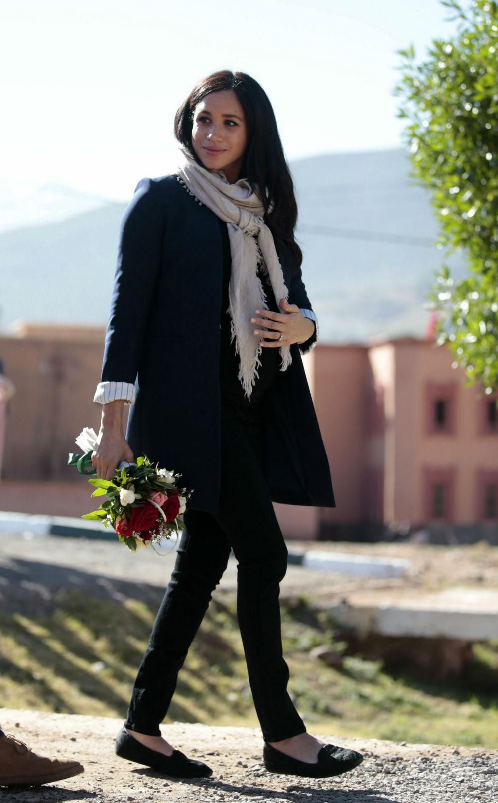 Meghan Markle con un look cómodo con las slippers como protagonistas