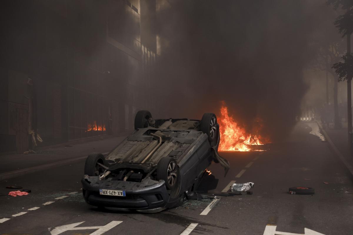 Mounia, la madre de Nahel encabeza una marcha blanca en Nanterre. La familia del joven fallecido ha convocado una marcha blanca en su memoria.