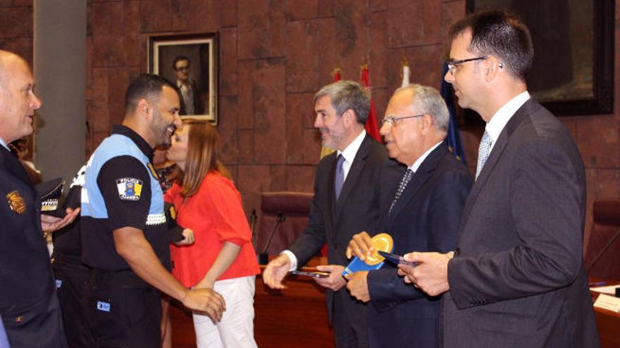 Clavijo y Curbelo, ayer, durante la entrega de distinciones a los agentes de la Policía Canaria, acto celebrado en La Gomera.