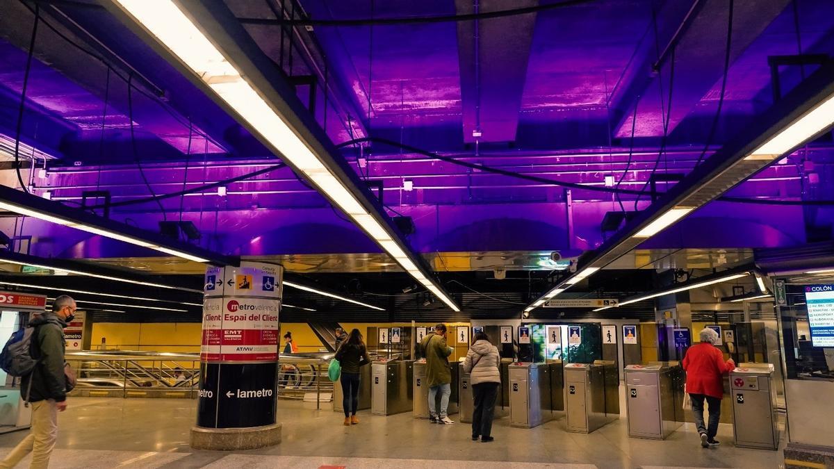 Estación de Metrovalencia iluminada de morado