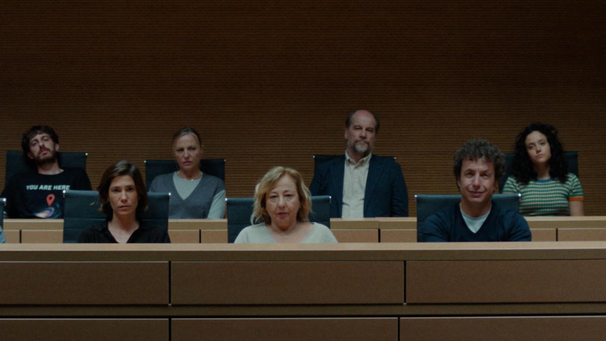 Imagen de la película 'Los justos', con Carmen Machi en el centro