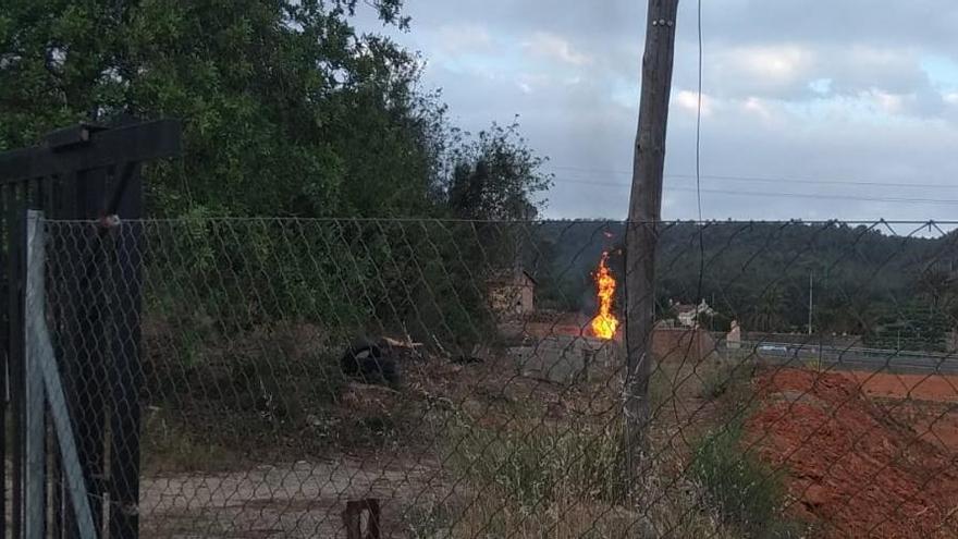 La quema de poda en una finca agrícola con riesgo alto de incendio en la zona