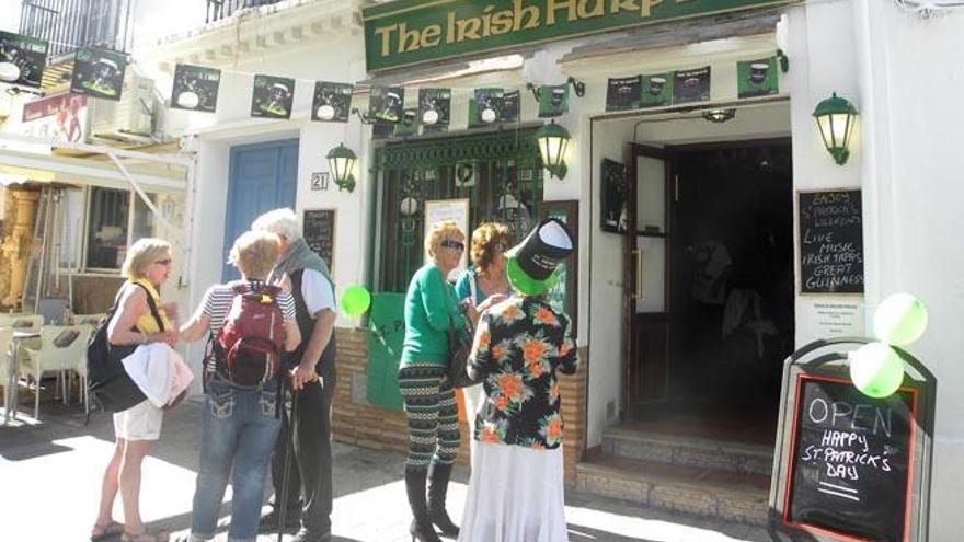 Residentes extranjeros en Nerja, celebrando San Patricio.