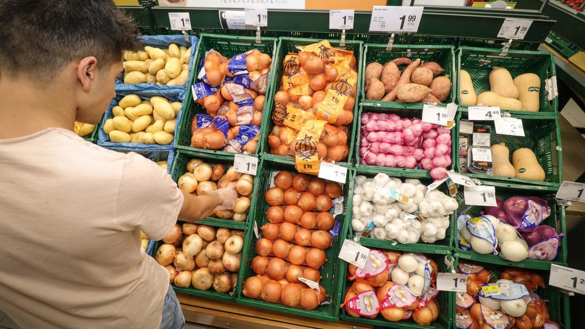 Un cliente en un supermercado de Alcoy.