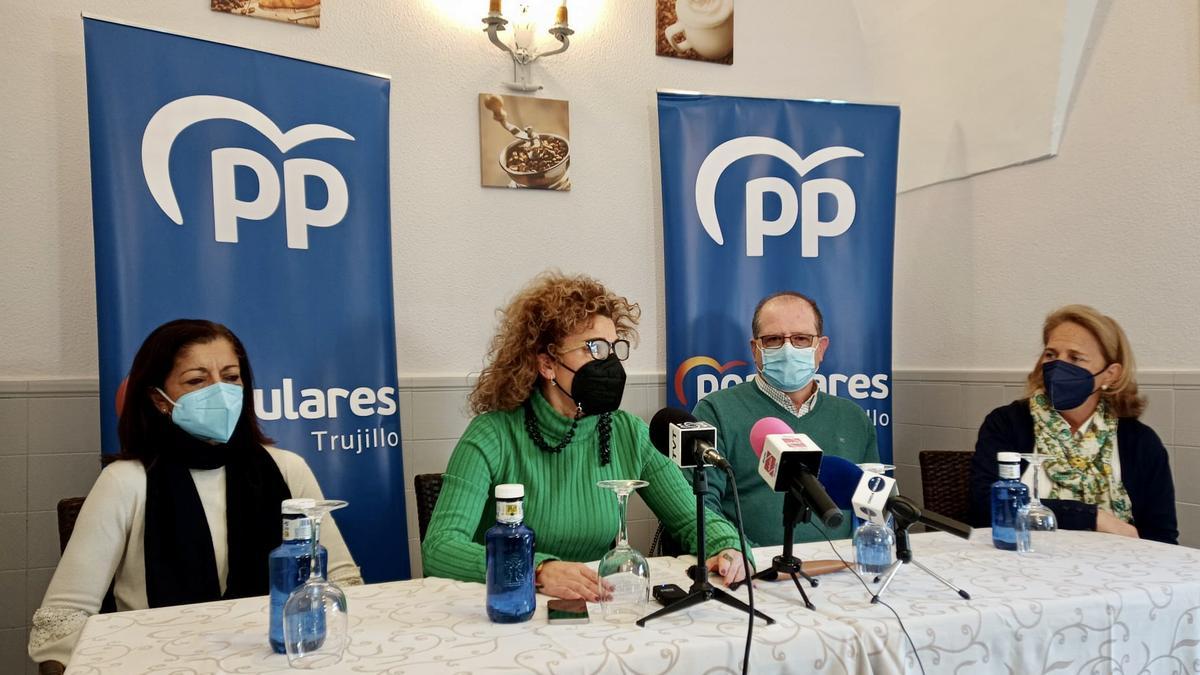 Inés Rubio, portavoz del PP, con concejales de grupo, hace balance de la gestión del PSOE.