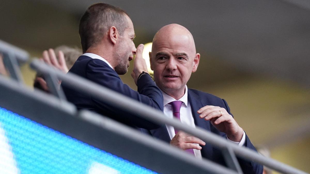 Archivo - Aleksander Ceferin y Gianni Infantino hablan en el palco del Estadio de Wembley durante la final de la EURO 2020