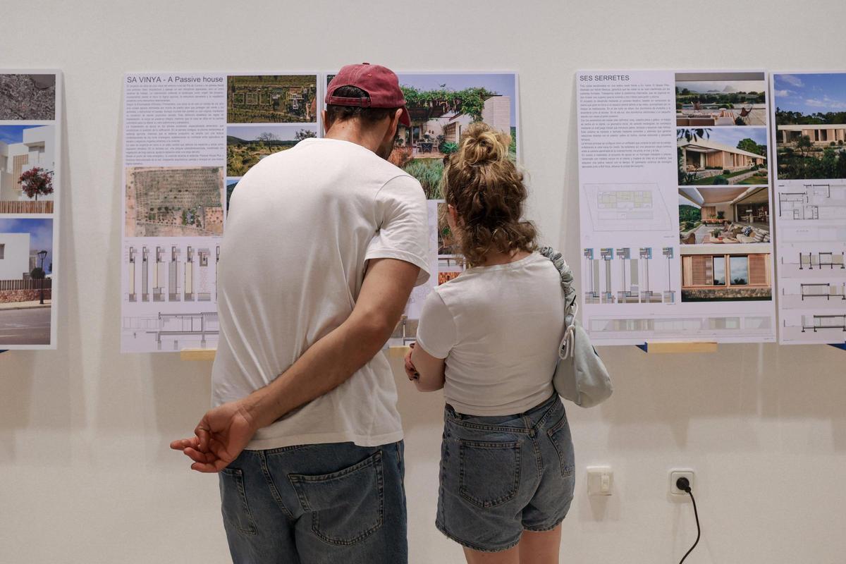 Una pareja contempla uno de los proyectos seleccionados.