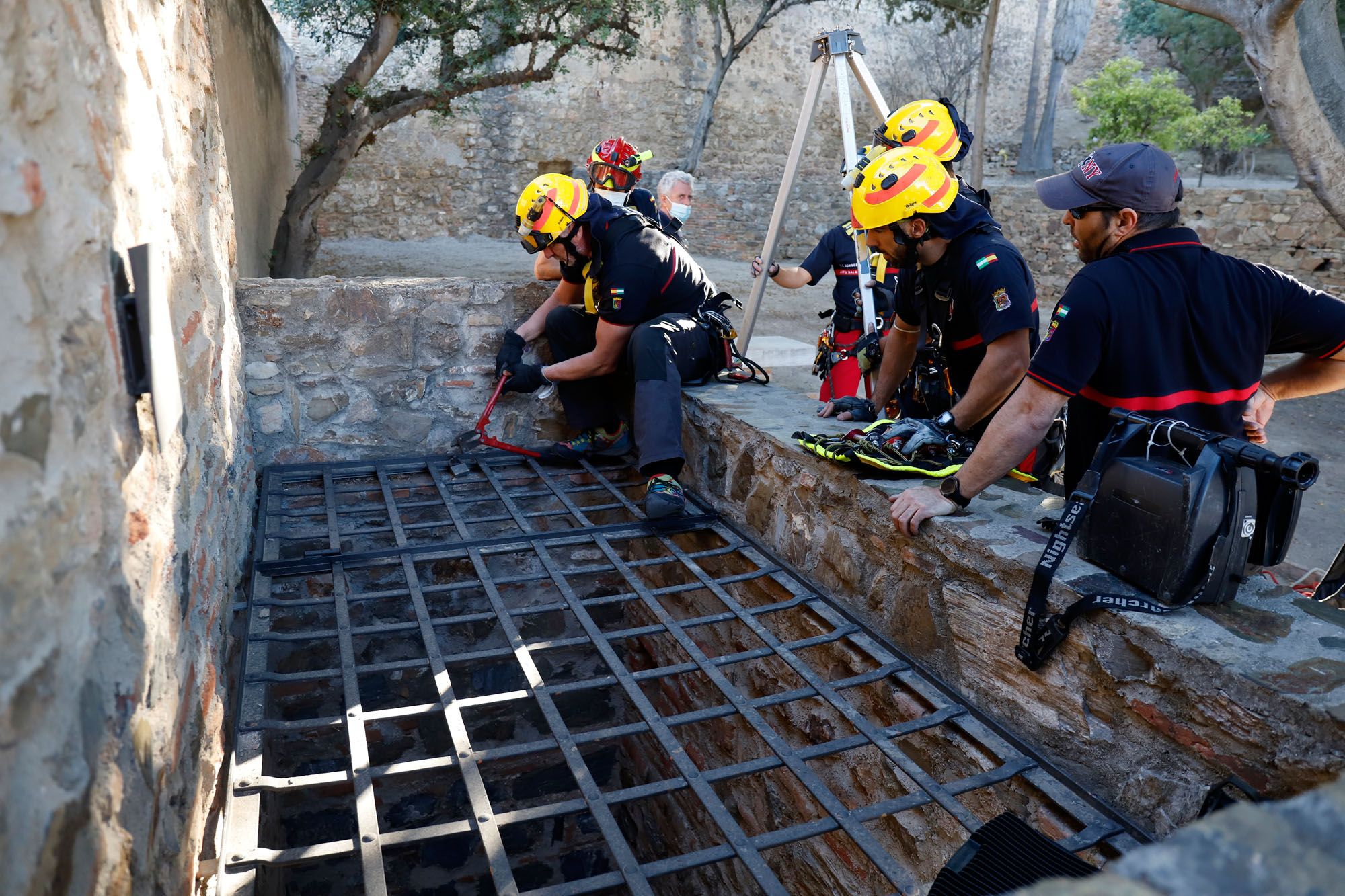 Los bomberos inspeccionan dos pozos en la Alcazaba y Gibralfaro. Foto: Álex Zea