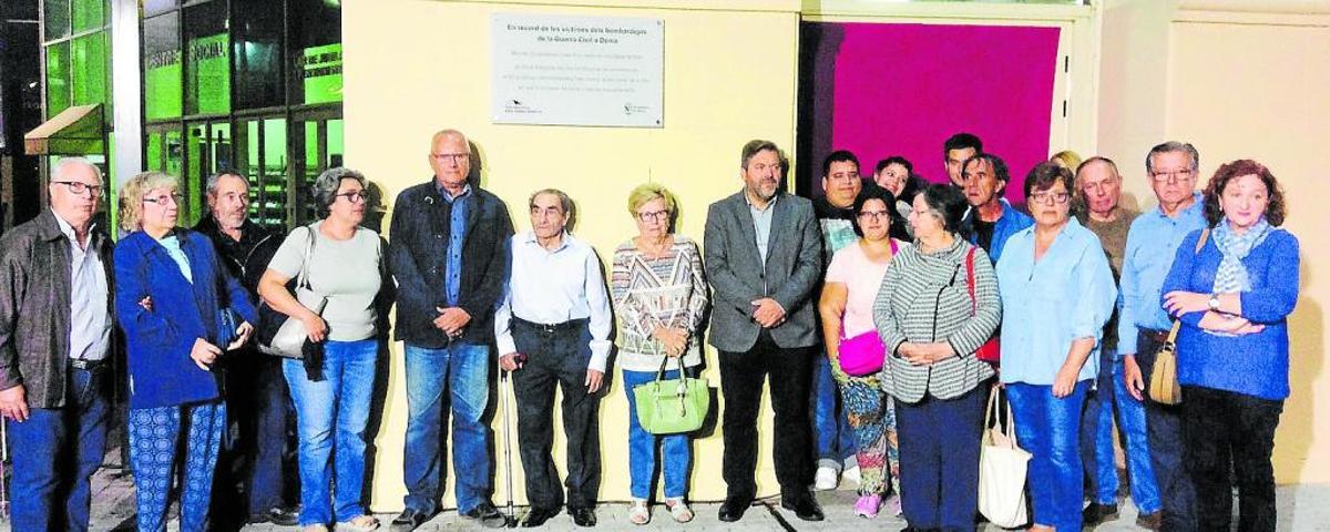 Los familiares de las víctimas de los bombardeos junto al alcalde, el edil de Cultura y la archivera Rosa Seser.