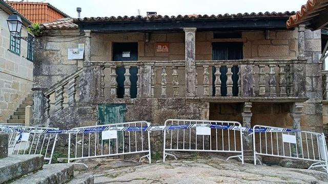 Las vallas ante el inmueble.   | // G. SANTOS