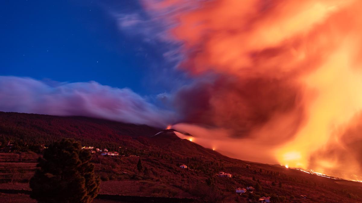 Archivo - Nube de ceniza y lava que salía del volcán de Cumbre Vieja a principios de noviembre