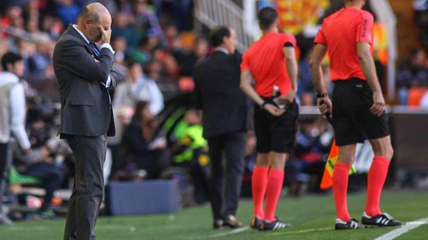 Pepe Mel, cabizbajo, ayer en Mestalla.