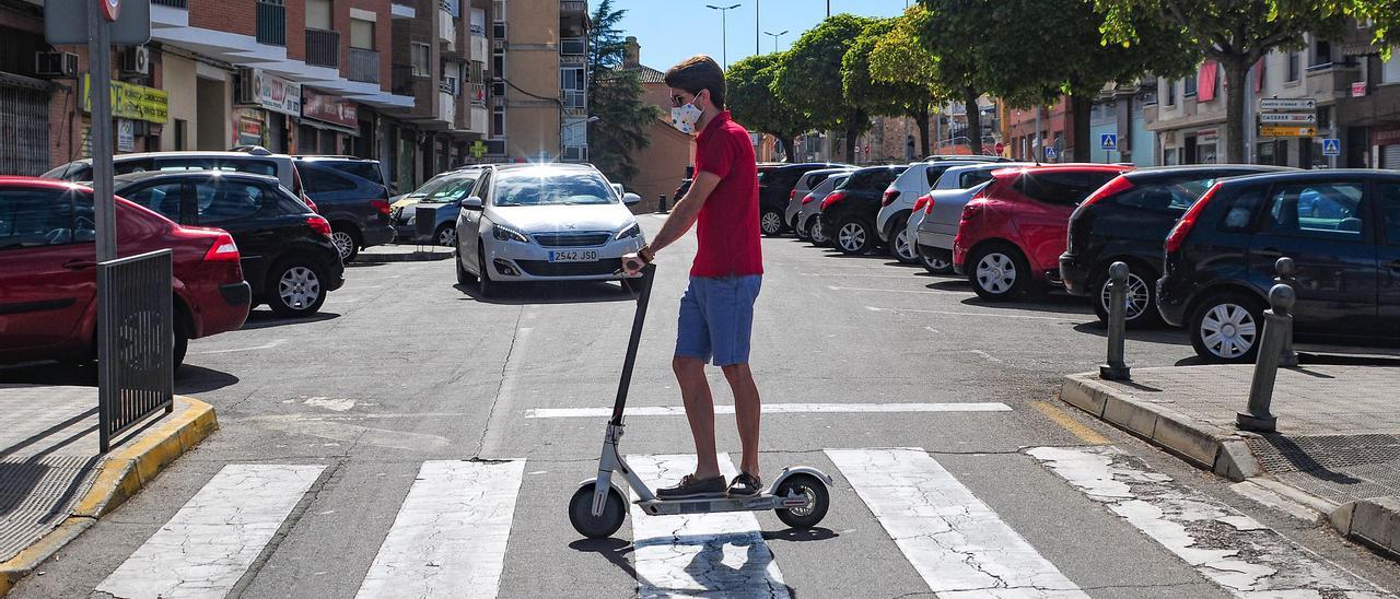 Un usuario con un patinete en las vías.