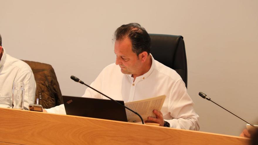 El presidente del Consell con un informe en el pleno en el que se debatió el concurso de los quioscos.