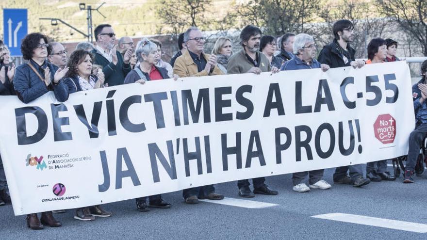 Una seixantena de veïns tallen la C-55 a Sant Vicenç per reclamar el desdoblament de la carretera