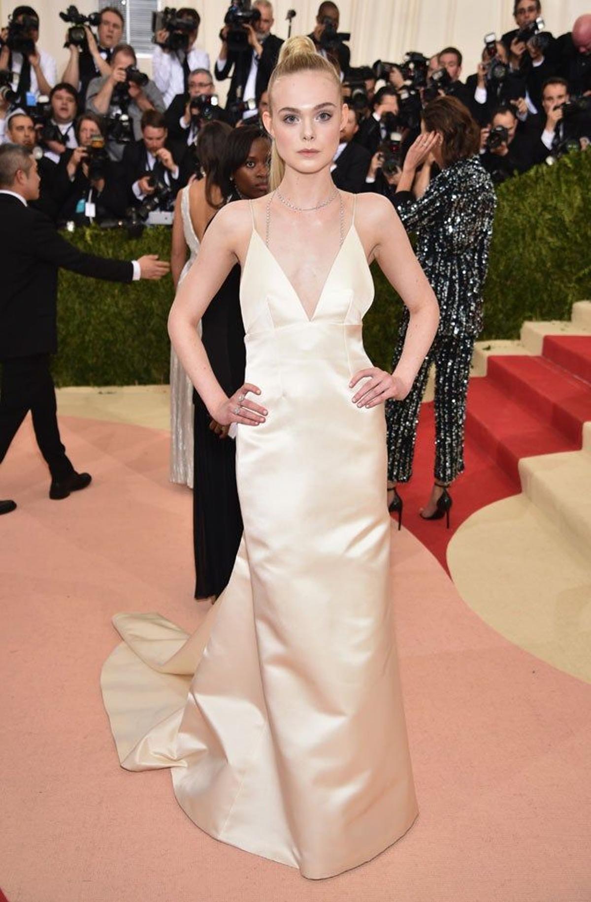 Elle Fanning, de Takoon Ivory, en la alfombra roja de la gala Met 2016.