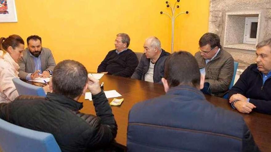 El alcalde de Gondomar, Paco Ferreira, en una reunión con la asociación empresarios de A Pasaxe, tras aprobarse el Plan Sectorial. // FdV