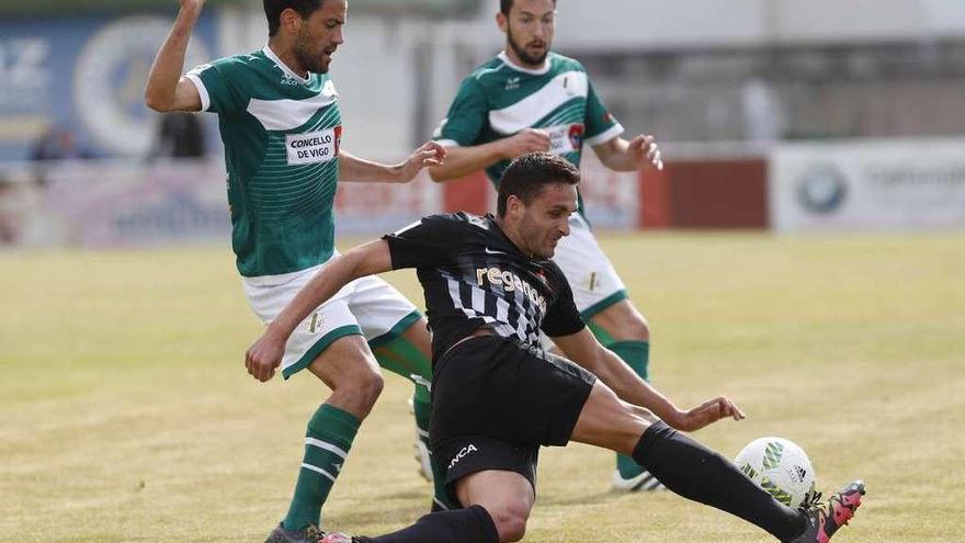 &quot;Churre&quot; despeja un balón en un partido con el Racing de Ferrol ante el Coruxo. // Ricardo Grobas