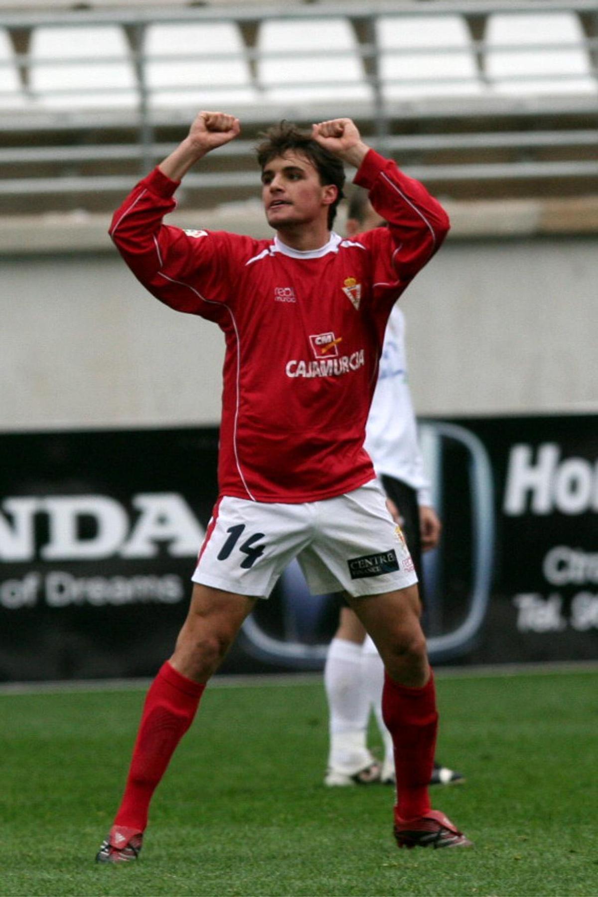 Pedro León celebra un gol con el Real Murcia en la temporada 06-07.