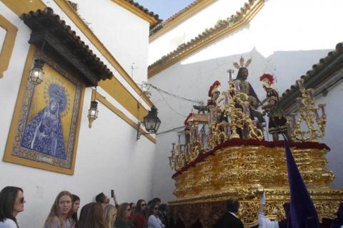 La noche culmina un Martes Santo primaveral e histórico