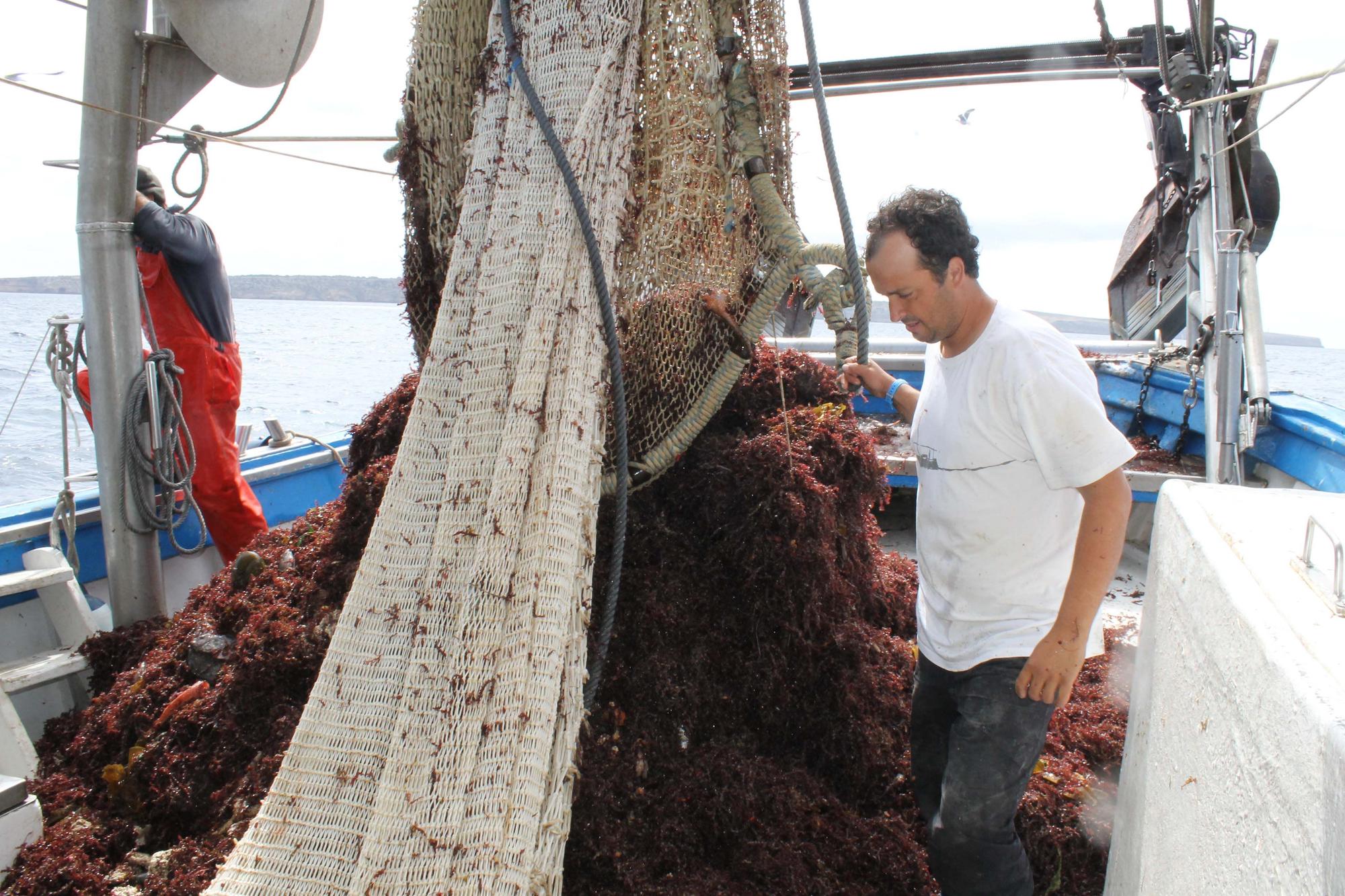 A bordo del ‘Charpat Segundo’, uno de los arrastreros convocados a la huelga contra la «criminalización» de la pesca y las medidas de la UE