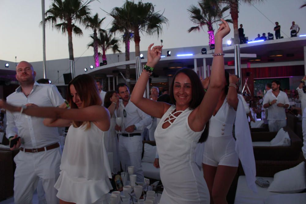 Numerosas personas disfrutan de la fiesta blanca de Nikki Beach, el evento que marca cada año el inicio de la temporada estival en Marbella