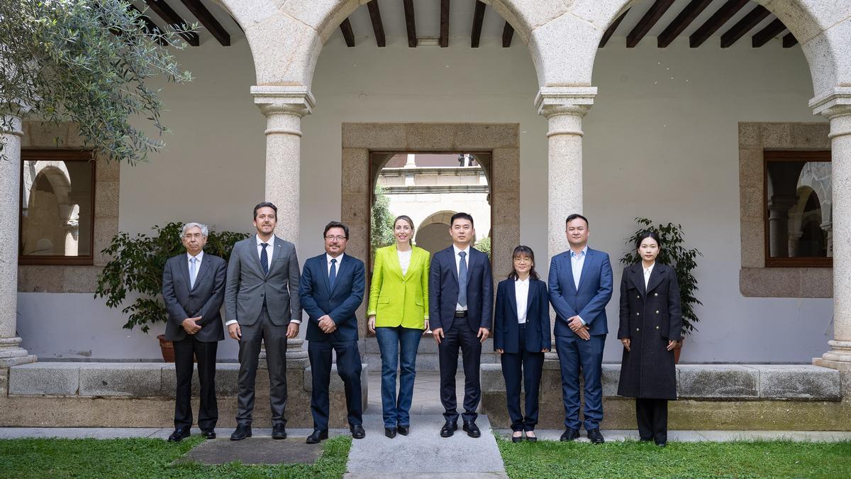 María Guardiola junta a representantes de la empresa china, este lunes, en Mérida.