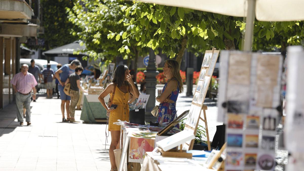 Ambiente en una pasada edición del festival en la calle Palacio Valdés.