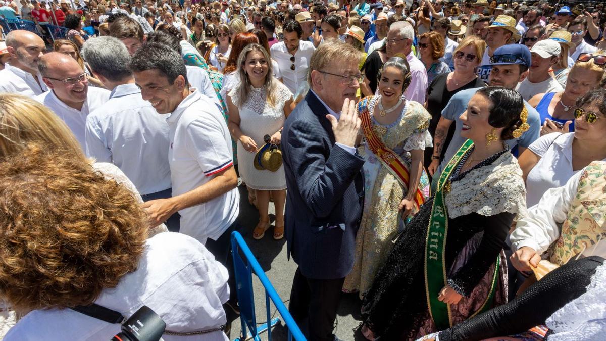 Ximo Puig (derecha), y Carlos Mazón, a su espalda, ayer, durante su visita a las Fogueres d’Alacant. | JOSÉ NAVARRO