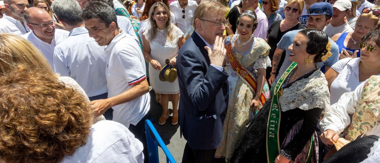 Ximo Puig (dreta) i Carlos Mazón, a la seua esquena, ahir, durant una visita a les Fogueres d’Alacant | JOSÉ NAVARRO