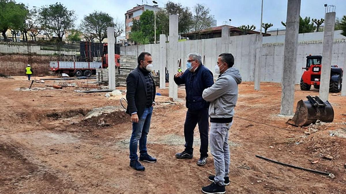 El primer edil de Ibi en el CEIP Pascual Pla y Beltrán, cuyas obras ya están en marcha.  