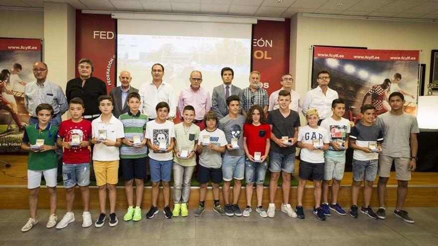 Jóvenes futbolistas reconocidos en la pasada edición de este acto por parte de la FCYLF.