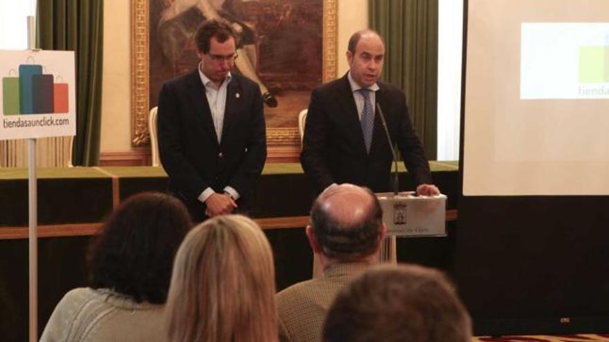 Fernando Couto, a la izquierda, y David Argüelles, ayer, en la presentación del portal de ventas on-line &quot;tiendasaunclick.com&quot;.